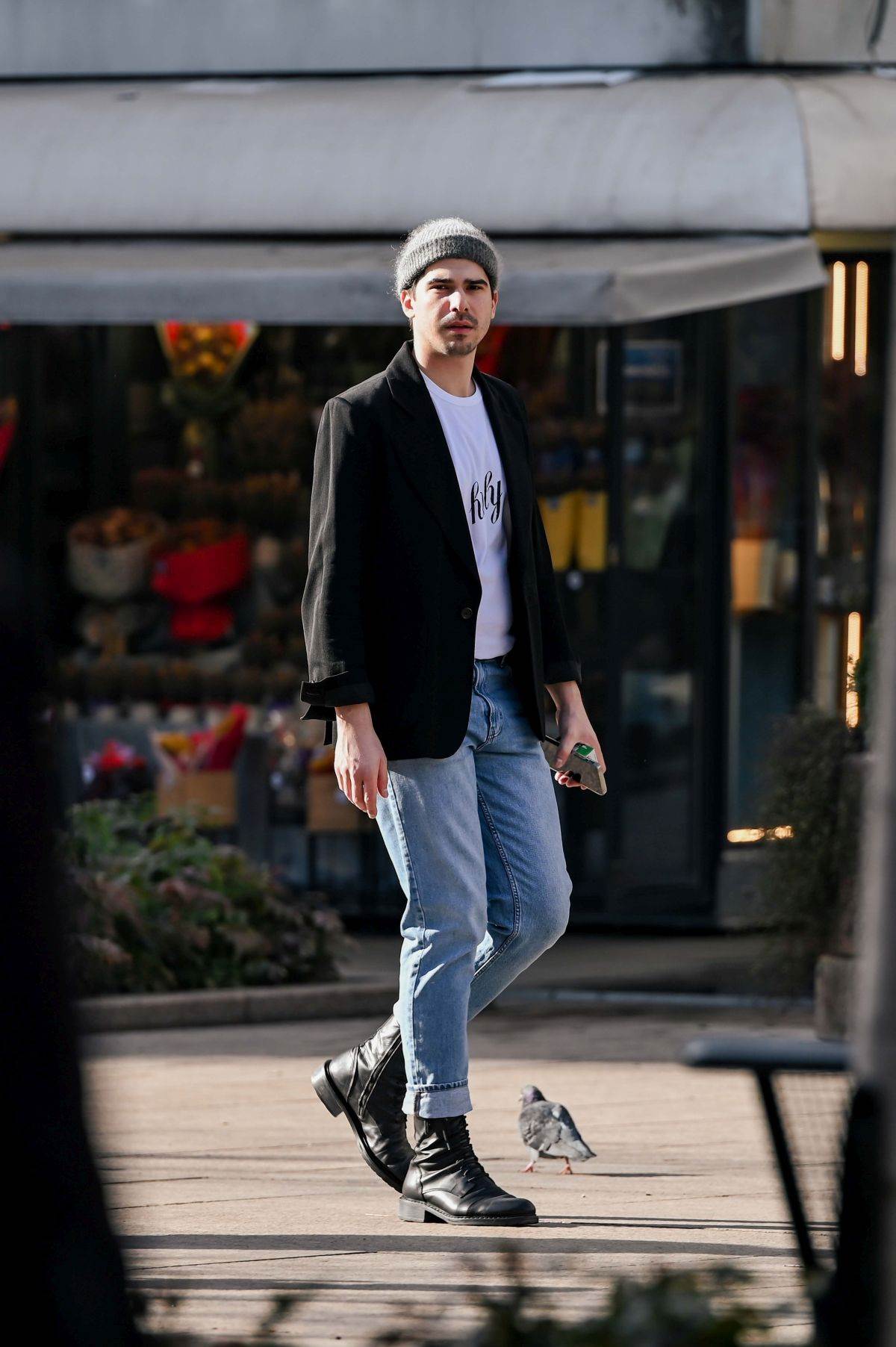 Dama na špici u Ugg papučama