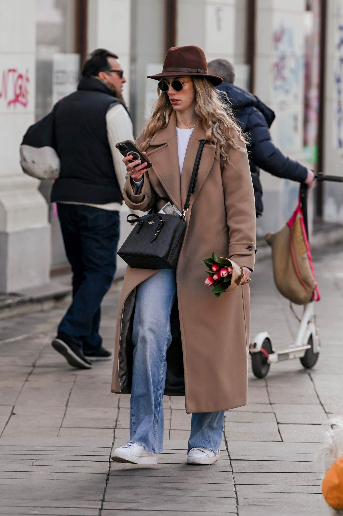 Dama na špici u Ugg papučama