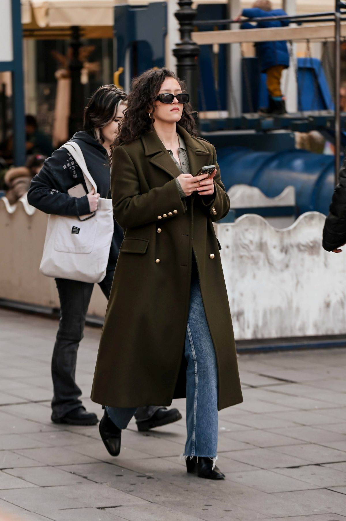 Dama na špici u Ugg papučama