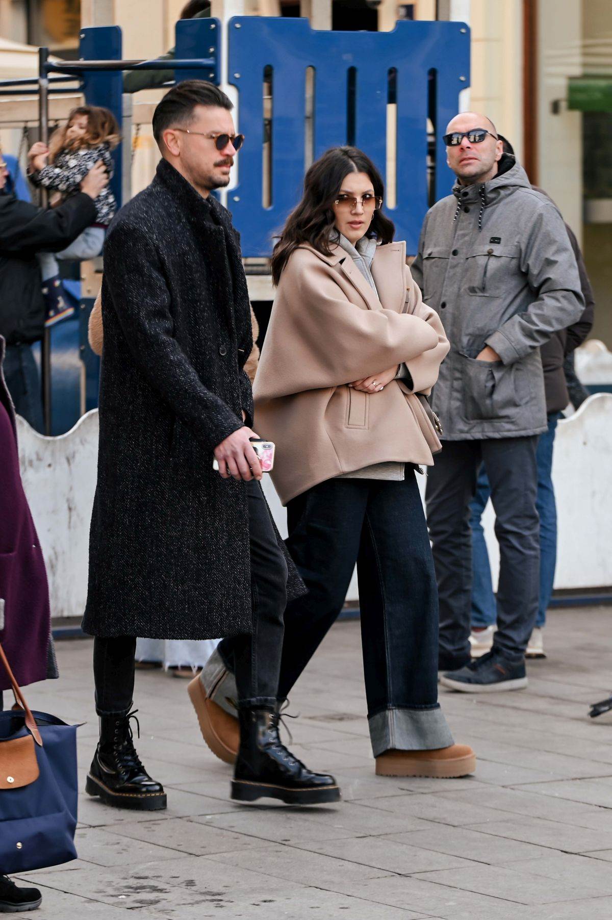 Dama na špici u Ugg papučama