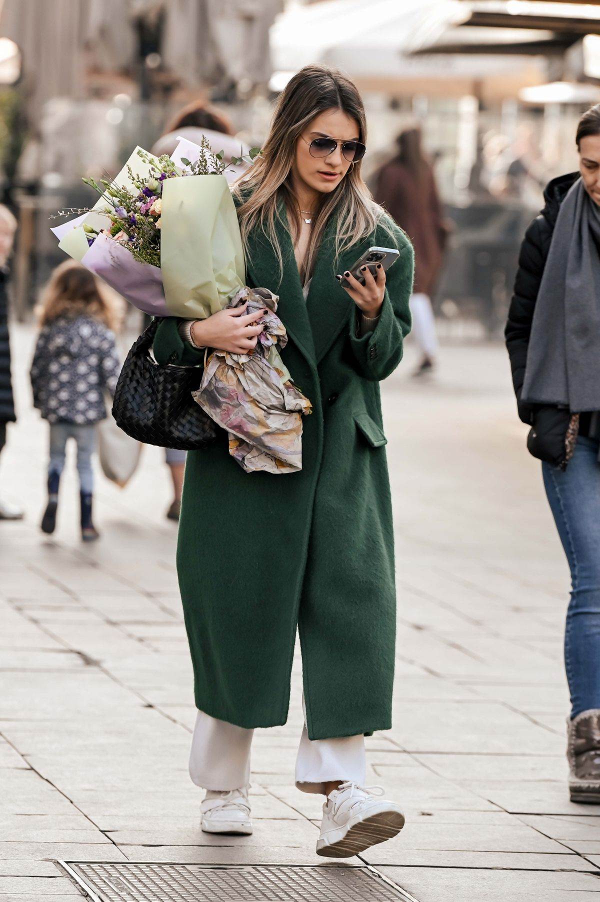 Dama na špici u Ugg papučama