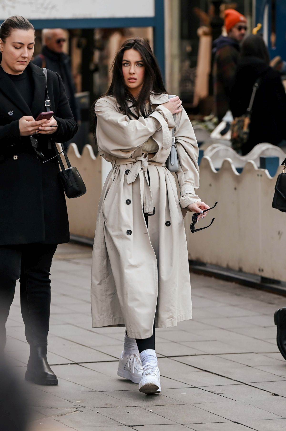 Dama na špici u Ugg papučama