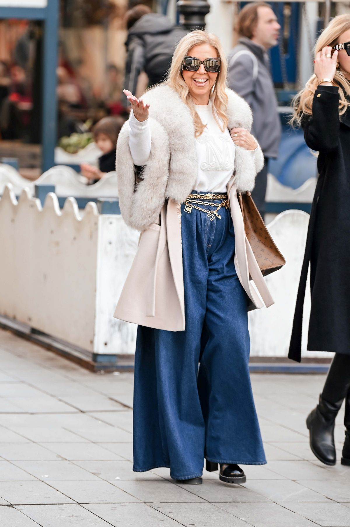 Dama na špici u Ugg papučama