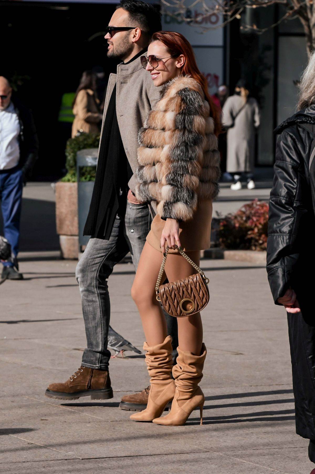 Dama na špici u Ugg papučama