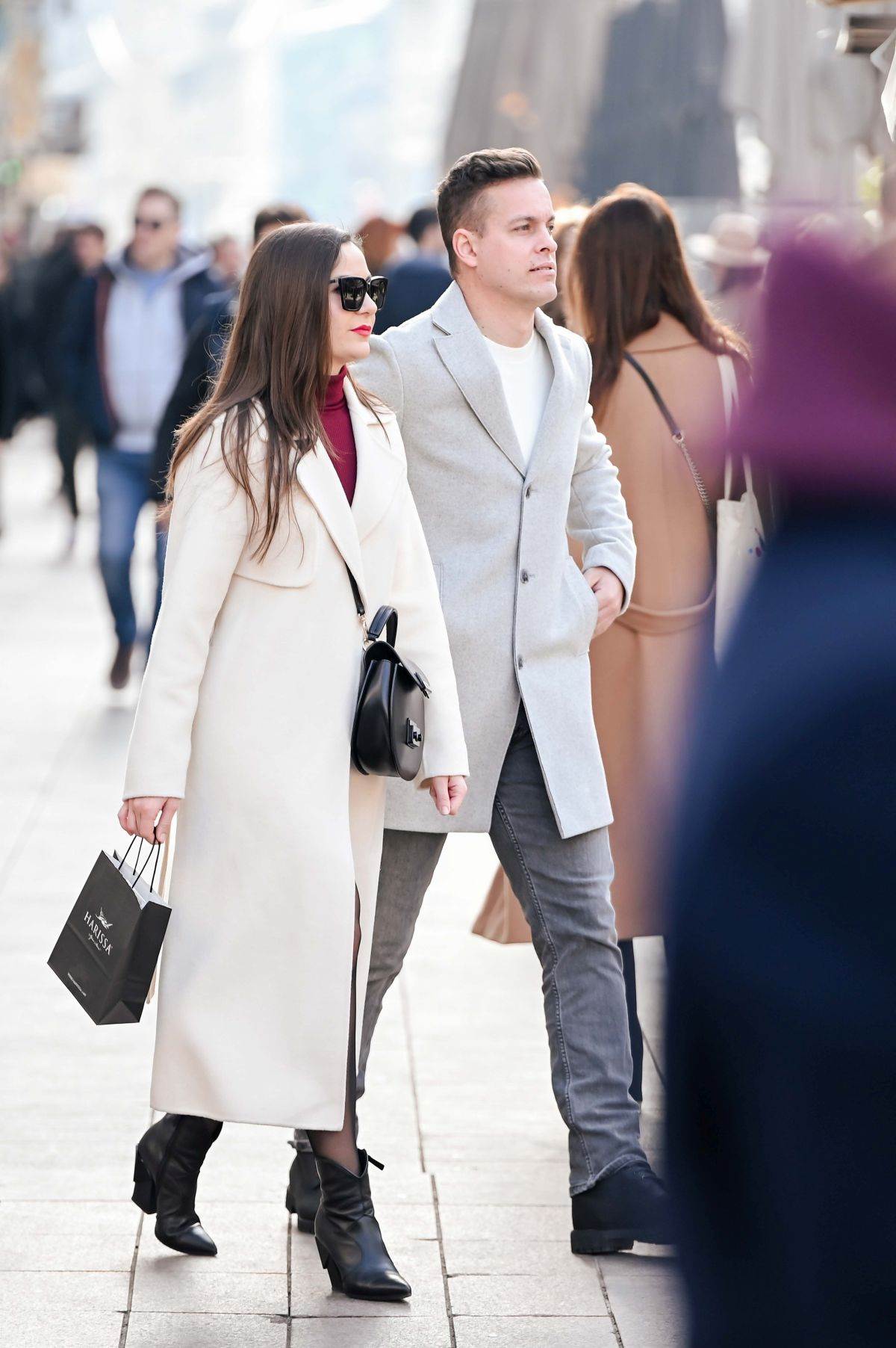 Dama na špici u Ugg papučama