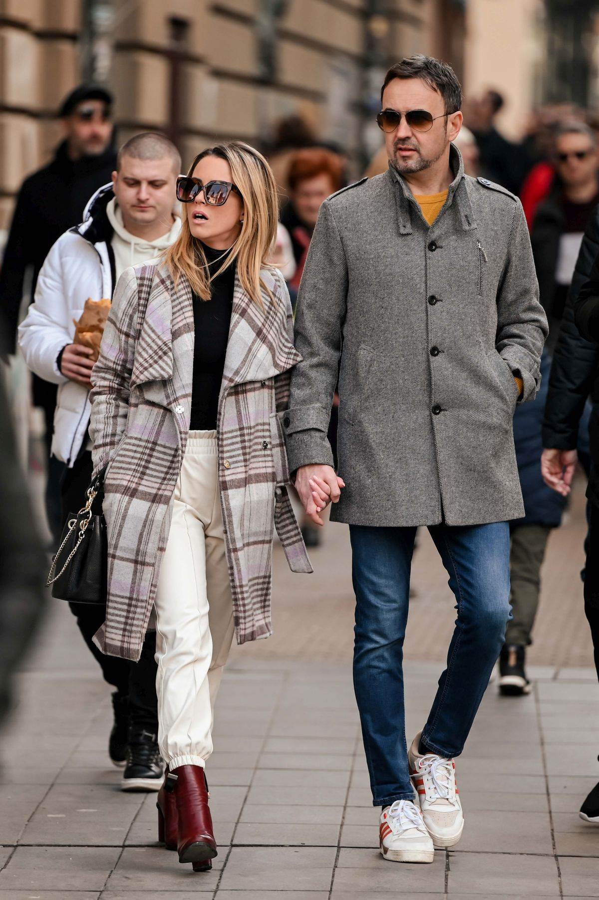 Dama na špici u Ugg papučama