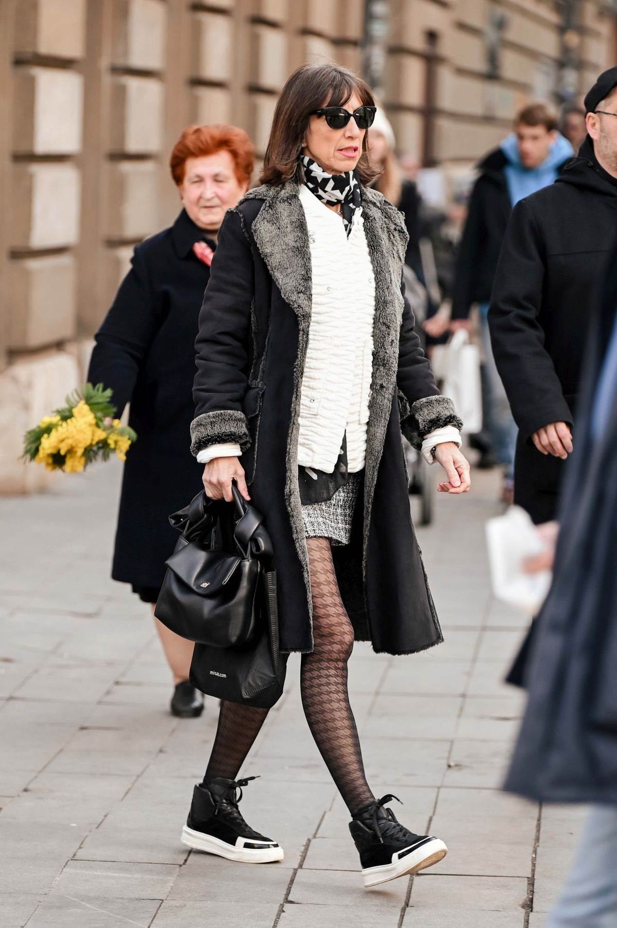 Dama na špici u Ugg papučama