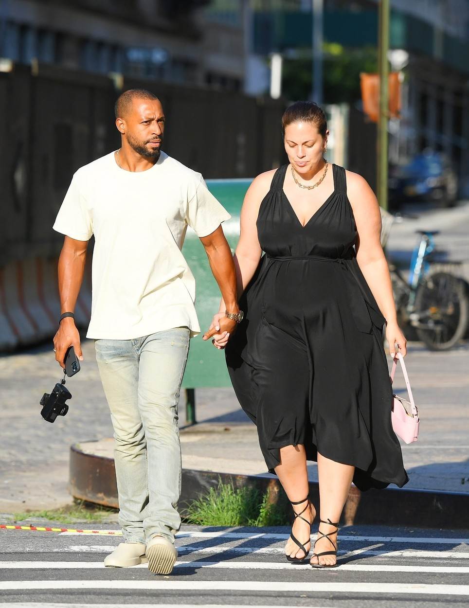 Crna toaleta Ashley Graham skida 15 kilograma