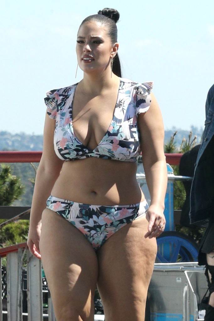 Crna toaleta Ashley Graham skida 15 kilograma