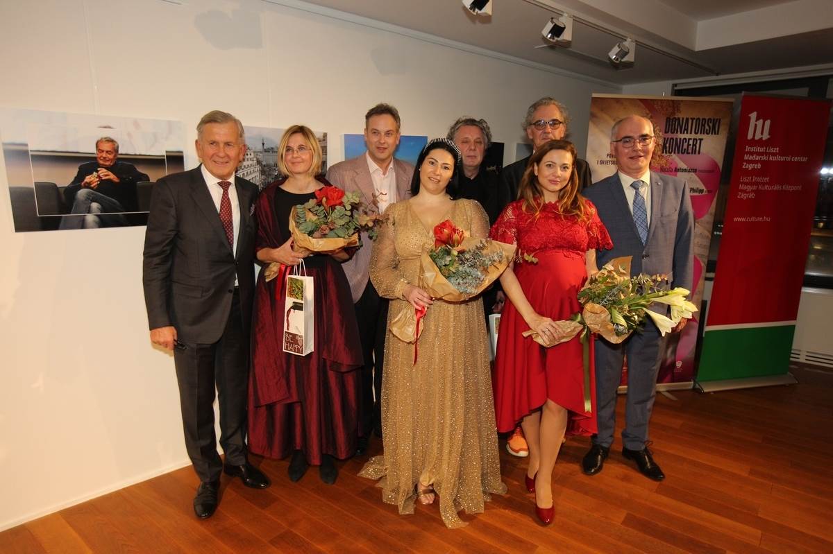 21 Umjetnici s organizatorom.jpg