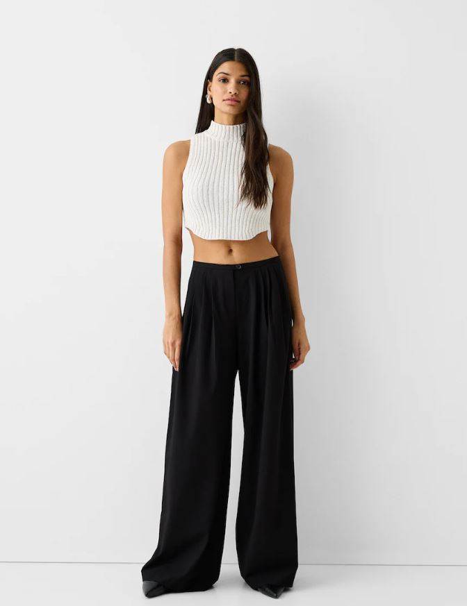 Hlače uz tijelo širokih nogavica s kontrastnim strukom/ Bershka/ 25,99 EUR