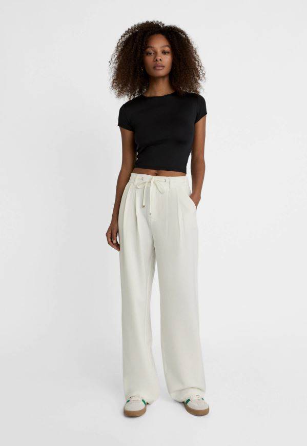 HLAČE STRAIGHT FIT SA ŠIROKIM NOGAVICAMA I POJASOM S VEZICOM/ Stradivarius/ 25,99 EUR