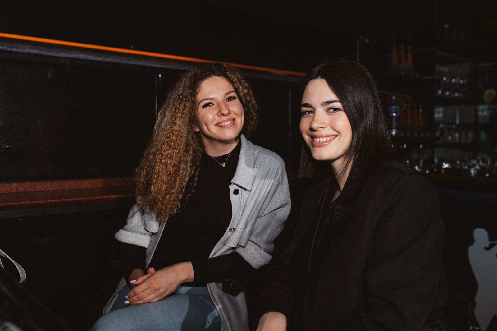 Mia Dimsic s prijateljicom.jpeg