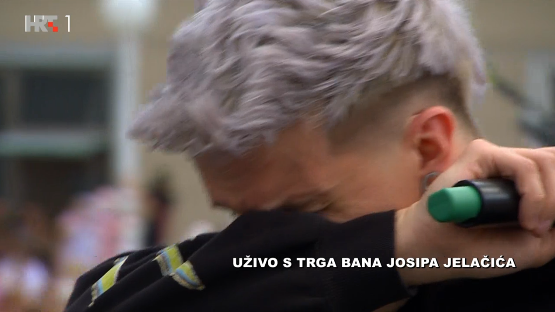 Baby Lasagna plakao na pozornici tijekom dočeka