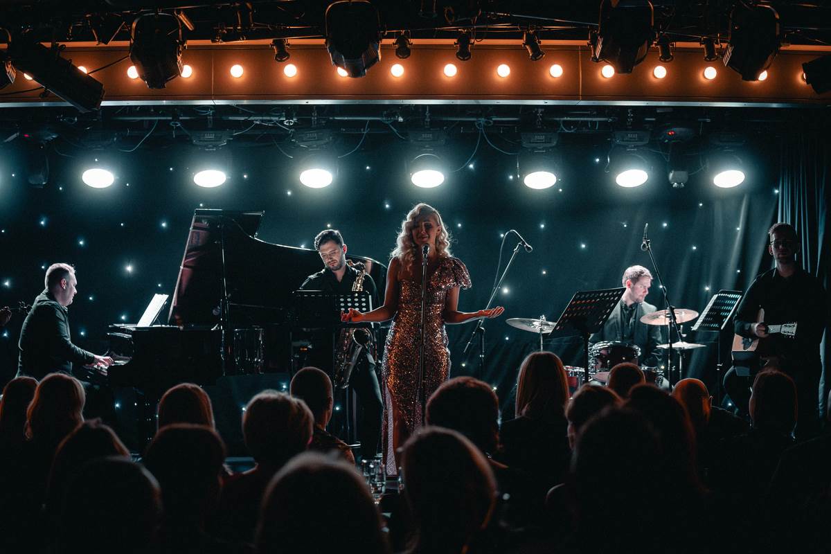 Irma Dragičević na pozornici.jpg