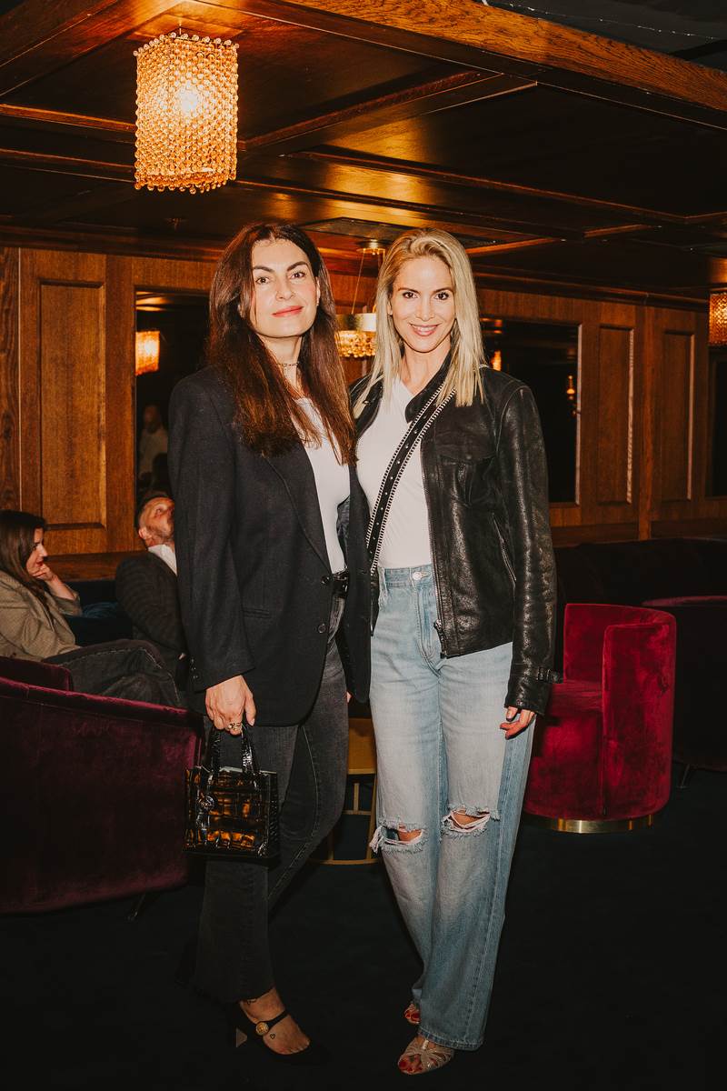 Jelena Atabeyki s prijateljicom.jpg