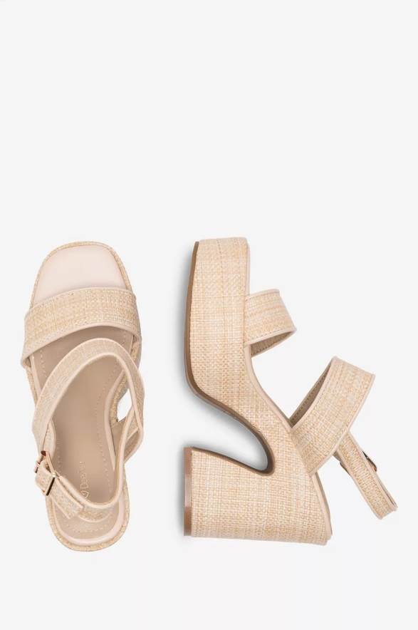 DeeZee sandale prije 34,99 €, sada 20,99 €.jpg