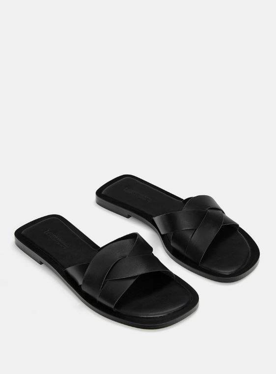 Flat crossover sandals/ Pull&Bear/ 15,99 EUR