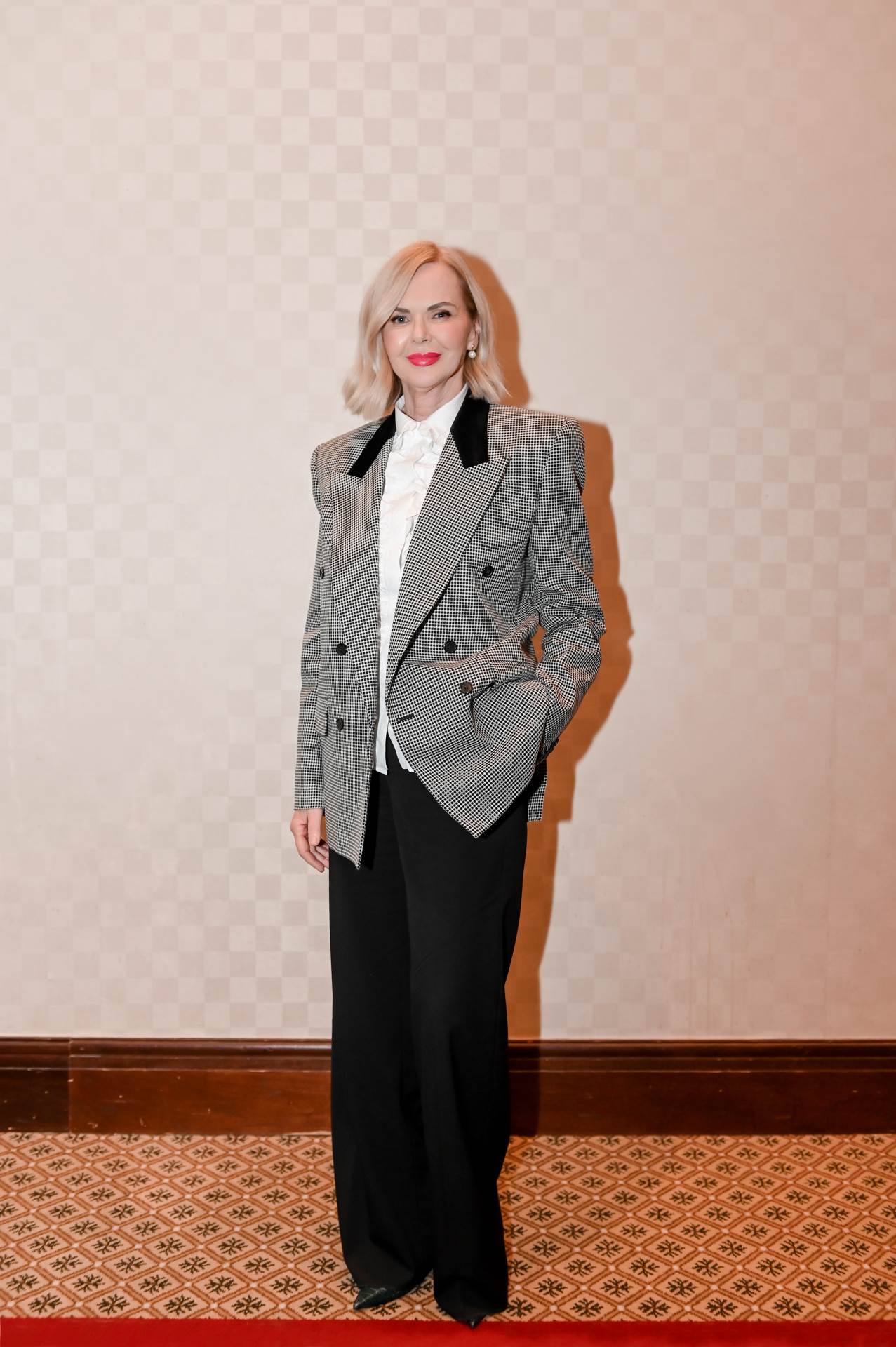 Jadranka Sloković je poznata hrvatska odvjetnica koja oduševljava svojim stilom gdje god da se pojavi. Najčešće bira pročišćene, minimalističke komade koji se savršeno uklapaju u njezin korporativni svijet.