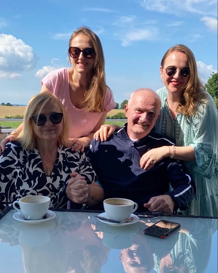 Mate Bulić sa suprugom i kćerima