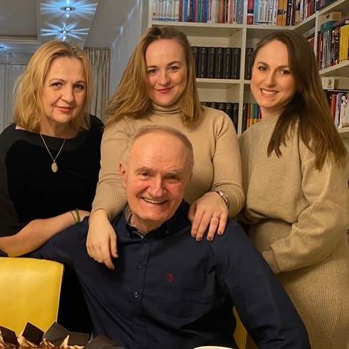 Mate Bulić sa suprugom i kćerima