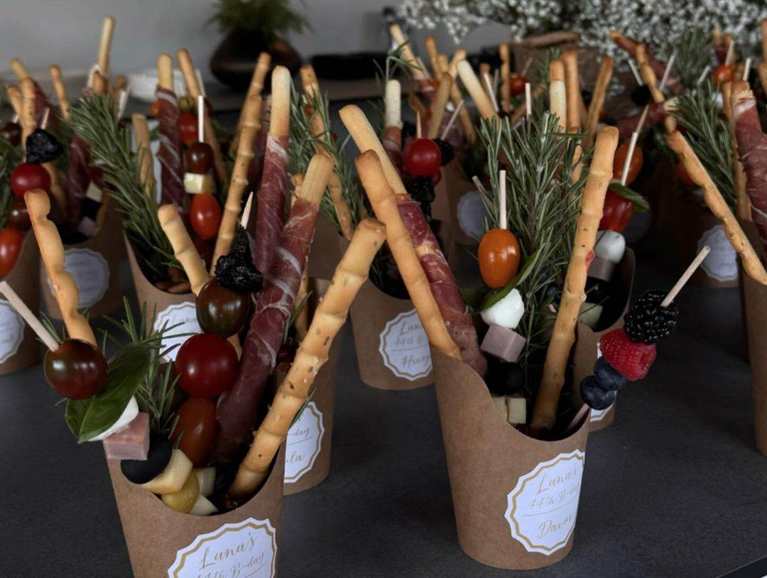 Friends who are family.   Volim vas i hvala što ste uljepšali moj dan. @lu.jakelicy my bday wish come true, uživala sam. Obožavam te. Hvala @yammygifts na uređenju prostora. Sandra moja draga, to koliko se ti (4).jpg