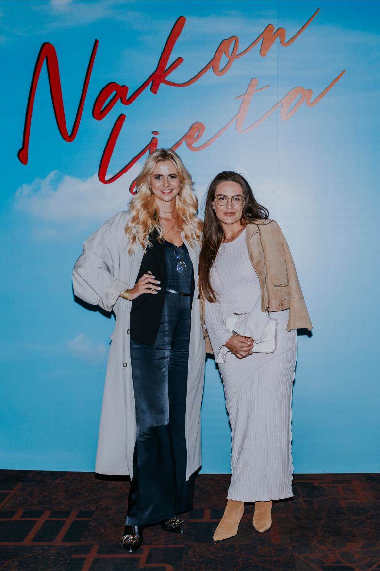 Antonia Cosic s prijateljicom.jpg