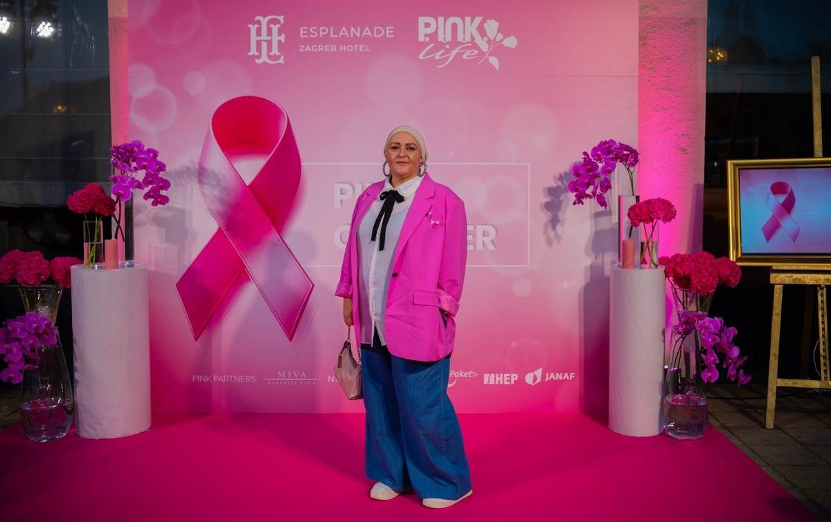 Mjesec ruzicaste vrpce - osvjetljavanje hotela Esplanade 2024 - fotograf Zlatko Prkacin (15).jpg