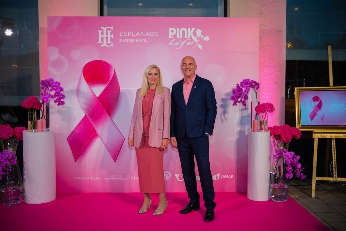 Mjesec ruzicaste vrpce - osvjetljavanje hotela Esplanade 2024 - fotograf Zlatko Prkacin (17).jpg