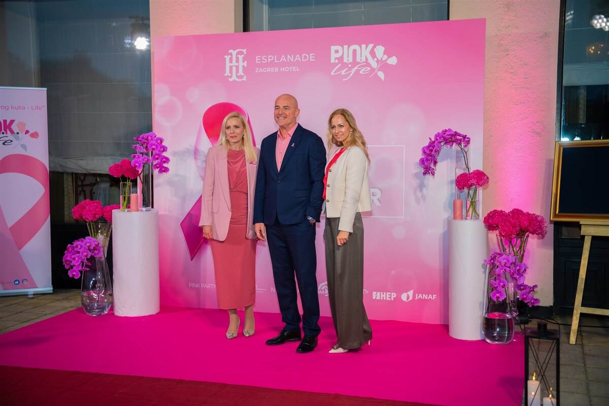 Mjesec ruzicaste vrpce - osvjetljavanje hotela Esplanade 2024 - fotograf Zlatko Prkacin (19).jpg