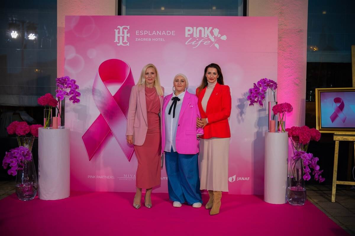 Mjesec ruzicaste vrpce - osvjetljavanje hotela Esplanade 2024 - fotograf Zlatko Prkacin (20).jpg