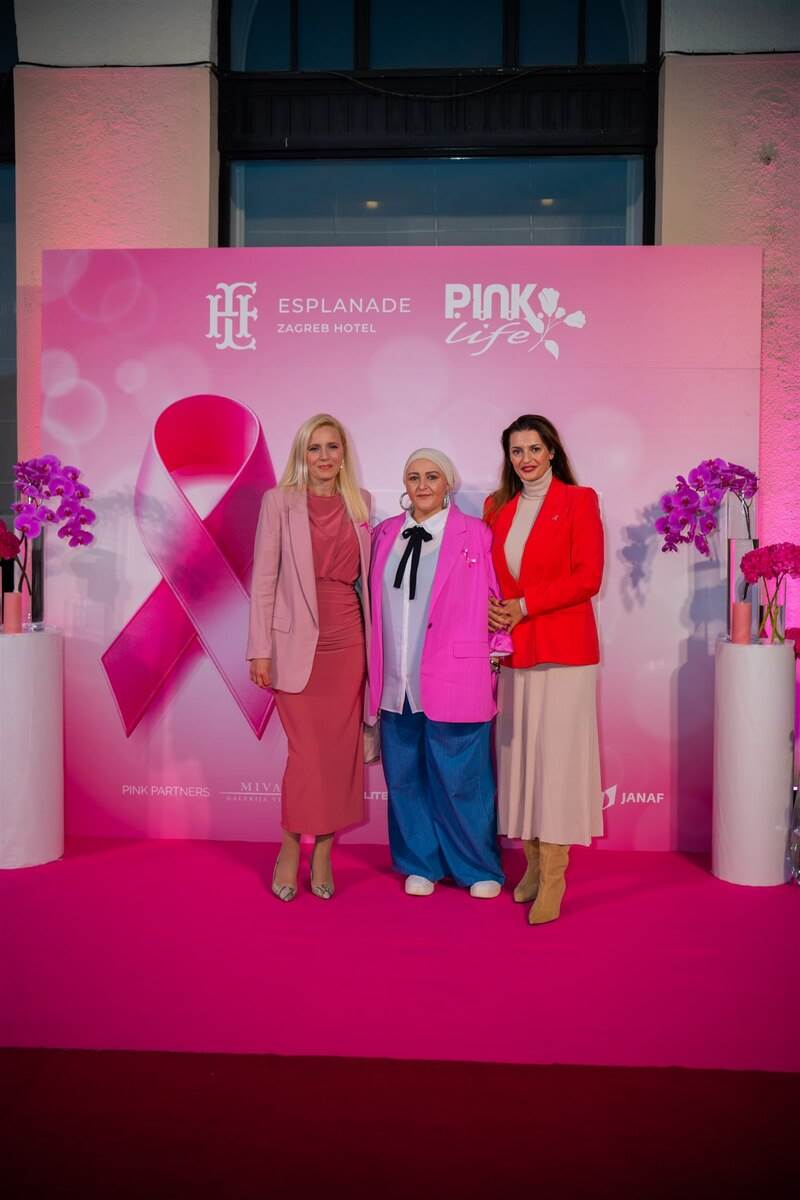 Mjesec ruzicaste vrpce - osvjetljavanje hotela Esplanade 2024 - fotograf Zlatko Prkacin (21).jpg