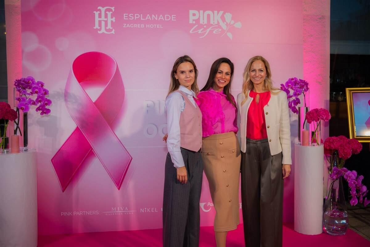 Mjesec ruzicaste vrpce - osvjetljavanje hotela Esplanade 2024 - fotograf Zlatko Prkacin (35).jpg