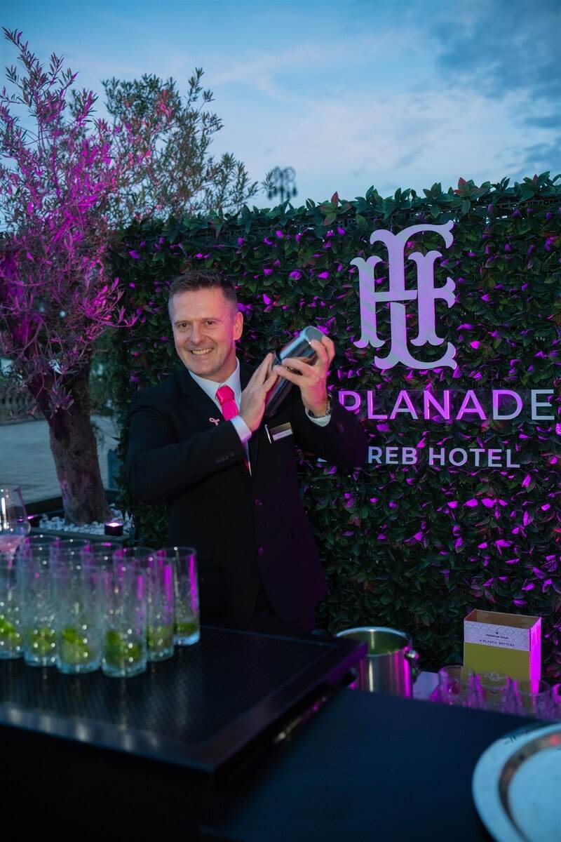 Mjesec ruzicaste vrpce - osvjetljavanje hotela Esplanade 2024 - fotograf Zlatko Prkacin (40).jpg