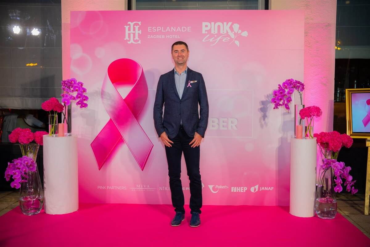 Mjesec ruzicaste vrpce - osvjetljavanje hotela Esplanade 2024 - fotograf Zlatko Prkacin (58).jpg