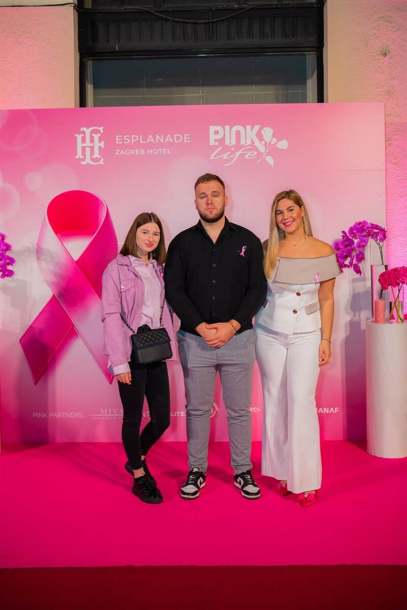 Mjesec ruzicaste vrpce - osvjetljavanje hotela Esplanade 2024 - fotograf Zlatko Prkacin (61).jpg