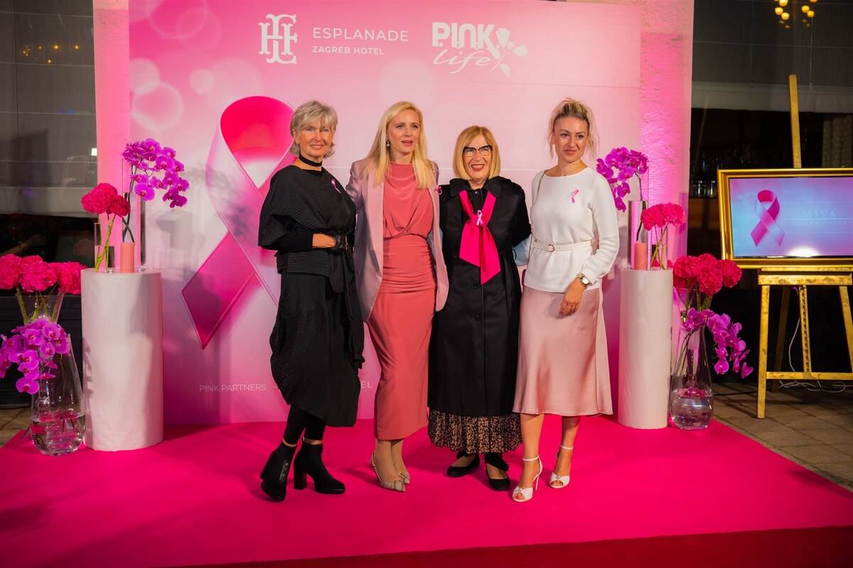 Mjesec ruzicaste vrpce - osvjetljavanje hotela Esplanade 2024 - fotograf Zlatko Prkacin (93).jpg