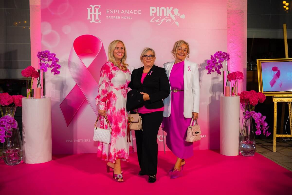 Mjesec ruzicaste vrpce - osvjetljavanje hotela Esplanade 2024 - fotograf Zlatko Prkacin (100).jpg