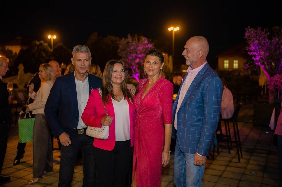 Mjesec ruzicaste vrpce - osvjetljavanje hotela Esplanade 2024 - fotograf Zlatko Prkacin (120).jpg