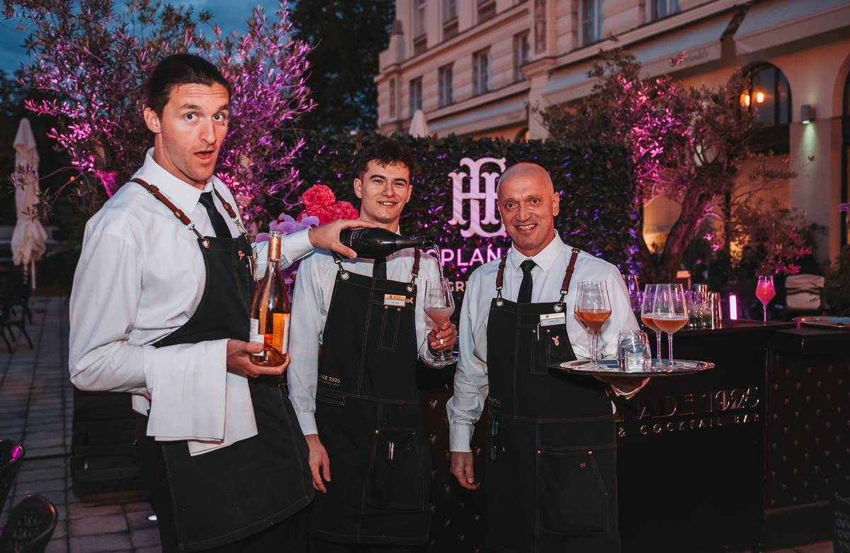 Mjesec ruzicaste vrpce - osvjetljavanje hotela Esplanade 2024 - fotograf Bruno Fantulin (5).jpg