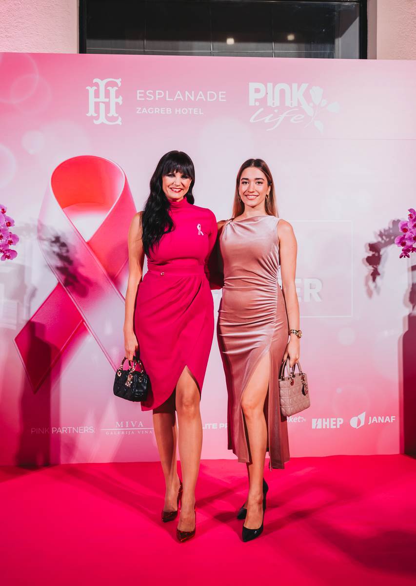 Mjesec ruzicaste vrpce - osvjetljavanje hotela Esplanade 2024 - fotograf Bruno Fantulin (9).jpg