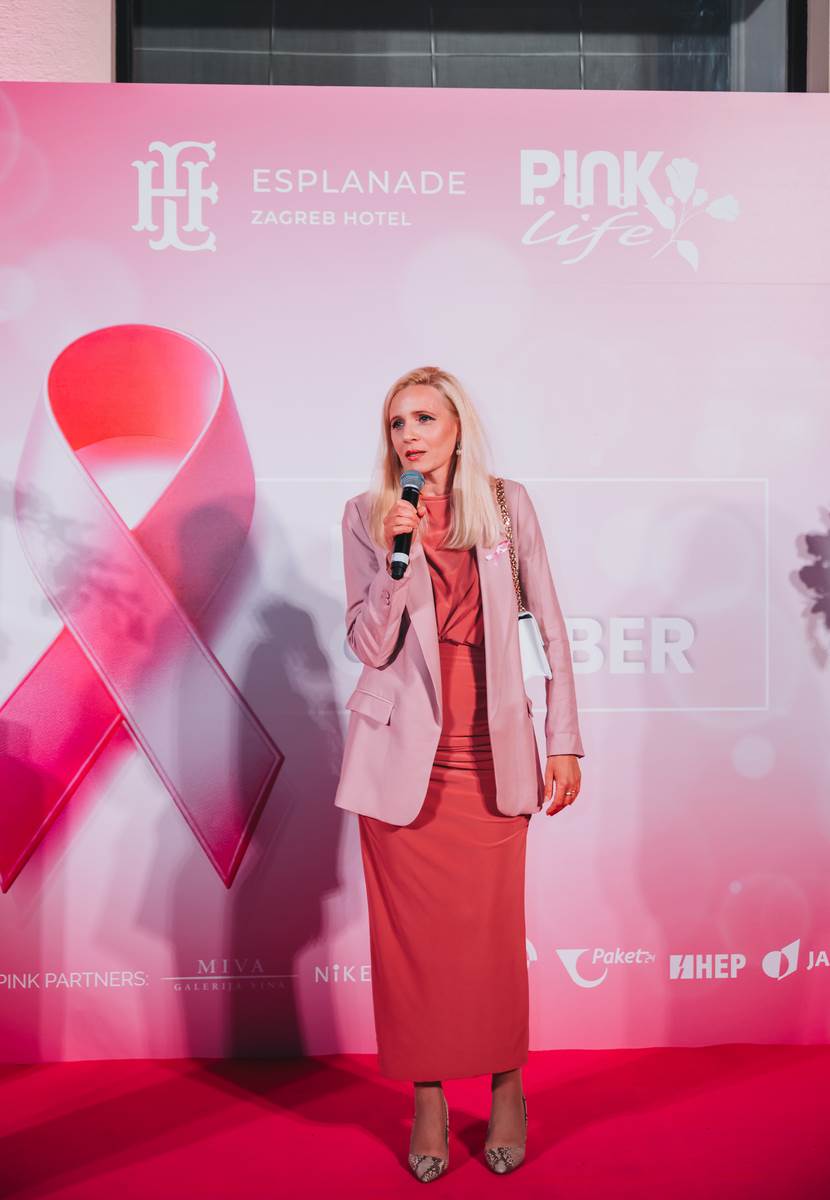 Mjesec ruzicaste vrpce - osvjetljavanje hotela Esplanade 2024 - fotograf Bruno Fantulin (13).jpg