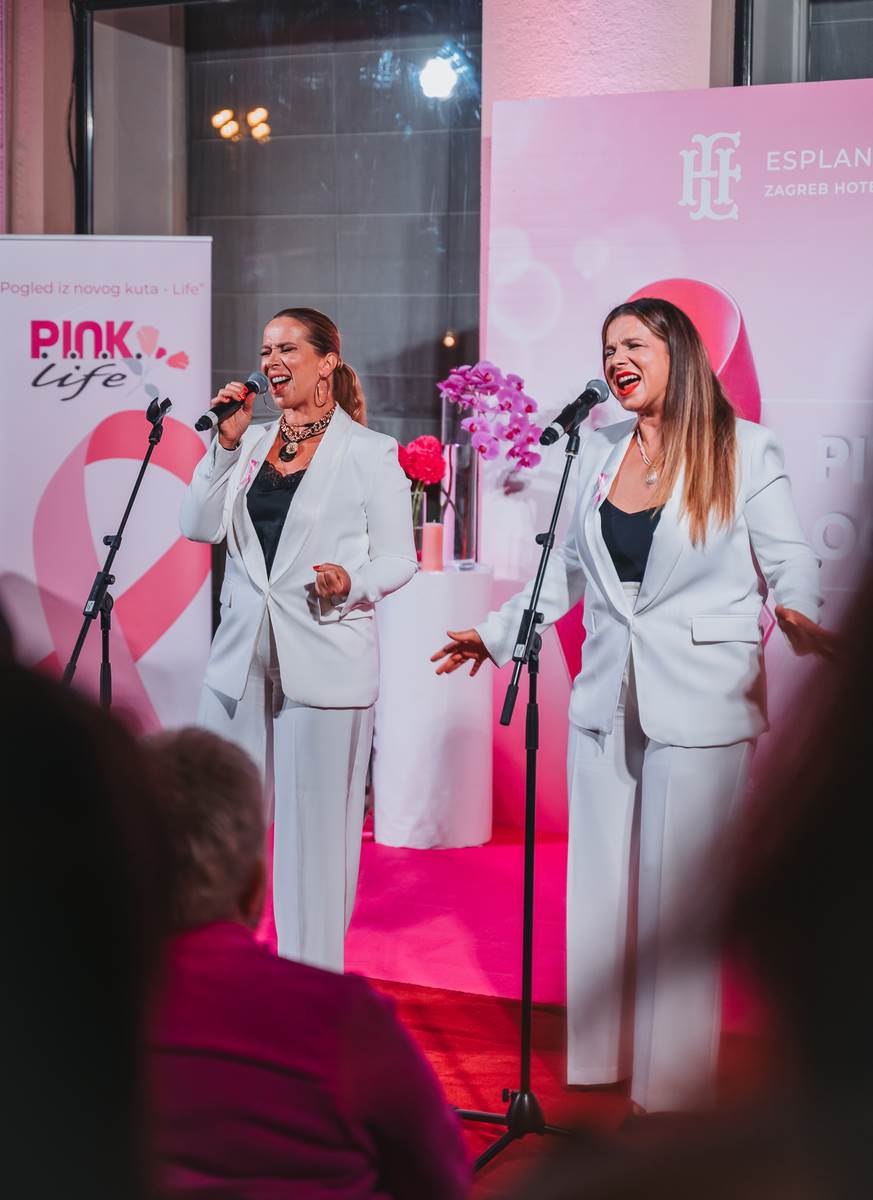 Mjesec ruzicaste vrpce - osvjetljavanje hotela Esplanade 2024 - fotograf Bruno Fantulin (19).jpg