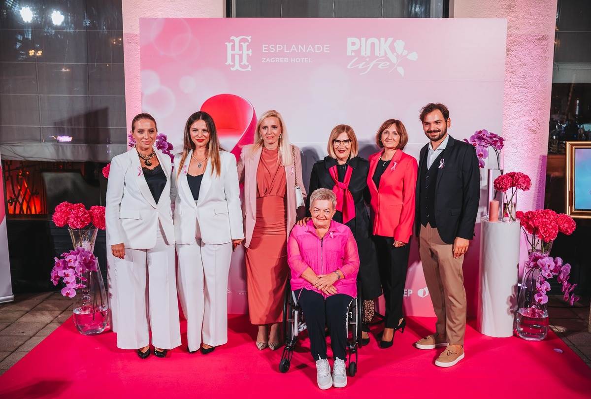 Mjesec ruzicaste vrpce - osvjetljavanje hotela Esplanade 2024 - fotograf Bruno Fantulin (24).jpg