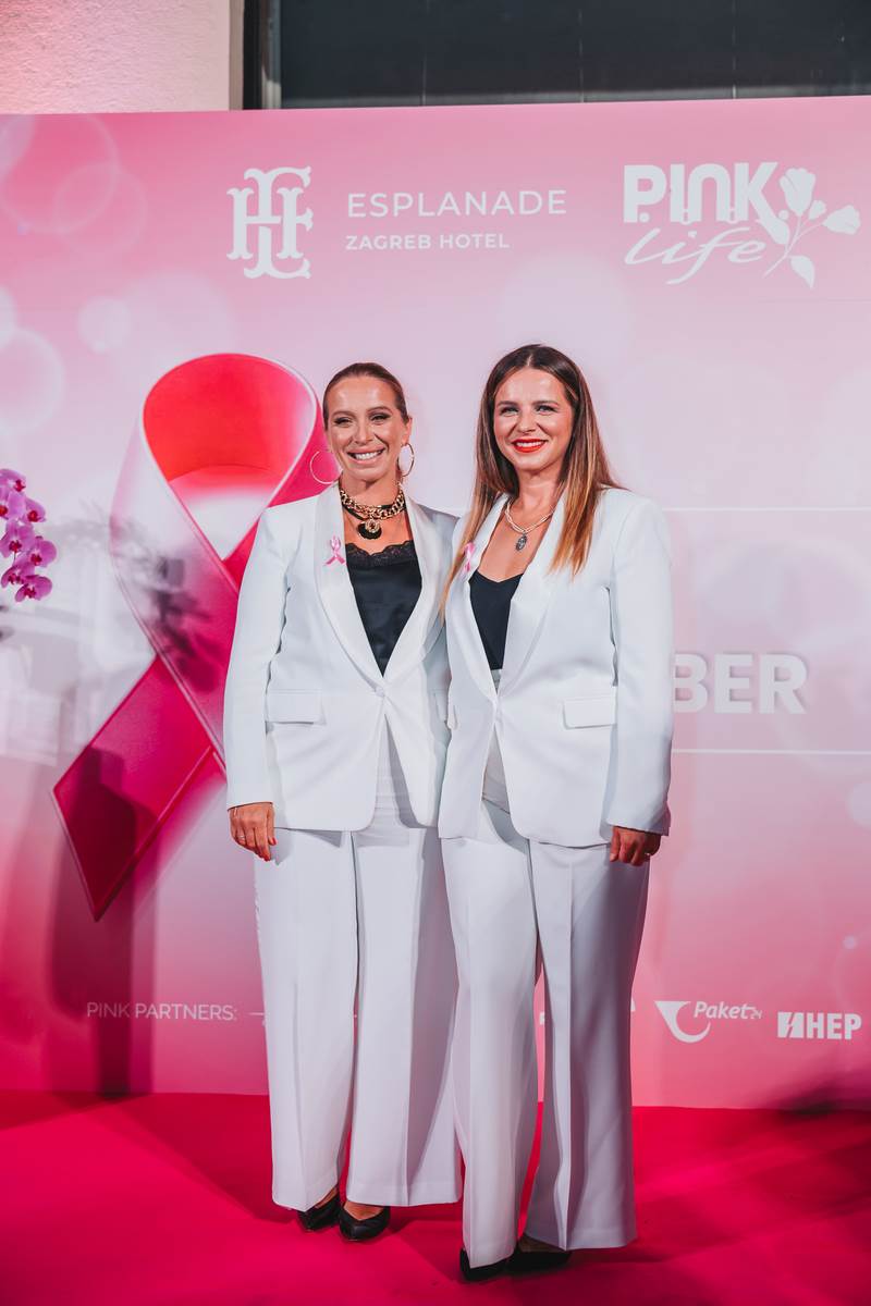 Mjesec ruzicaste vrpce - osvjetljavanje hotela Esplanade 2024 - fotograf Bruno Fantulin (25).jpg