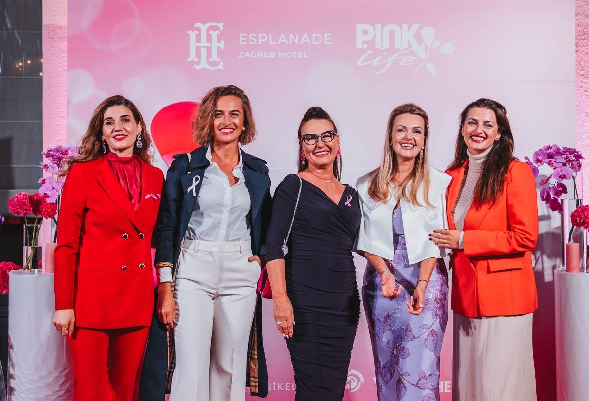 Mjesec ruzicaste vrpce - osvjetljavanje hotela Esplanade 2024 - fotograf Bruno Fantulin (28).jpg