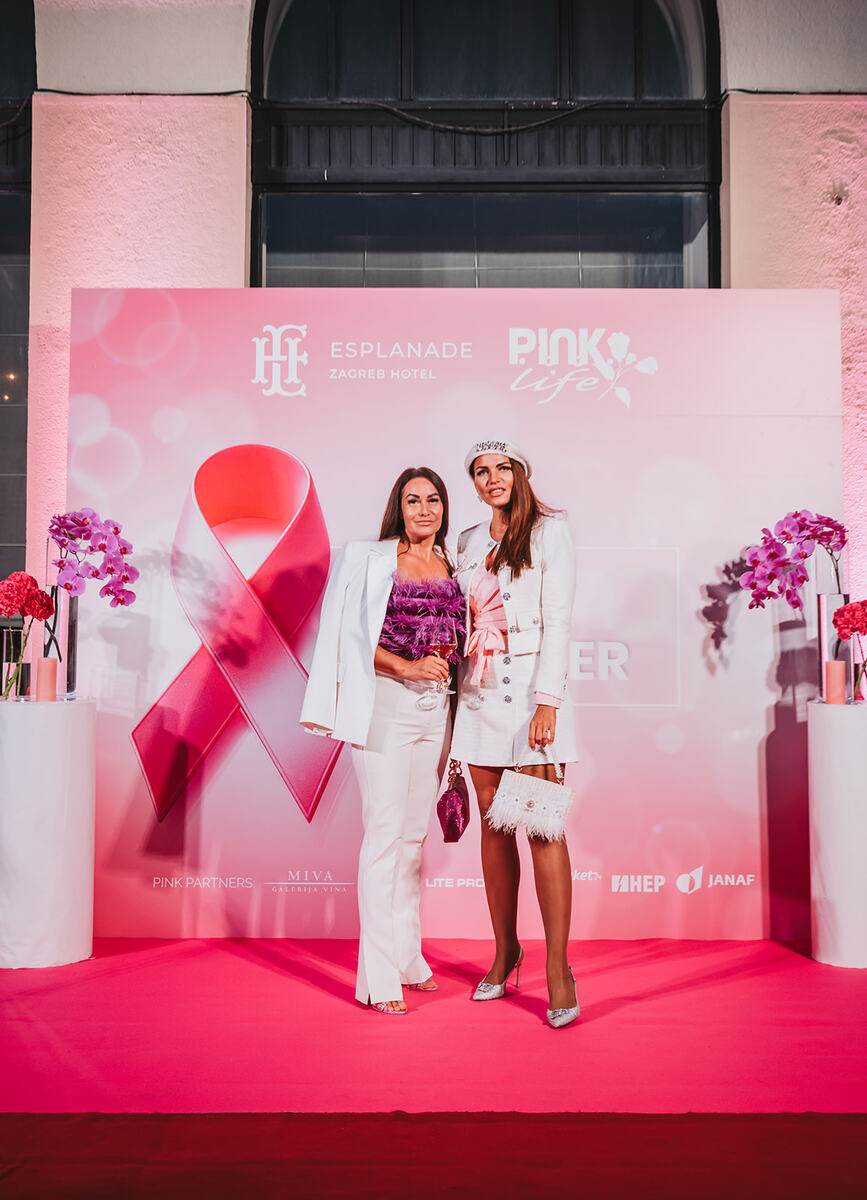 Mjesec ruzicaste vrpce - osvjetljavanje hotela Esplanade 2024 - fotograf Bruno Fantulin (80).jpg