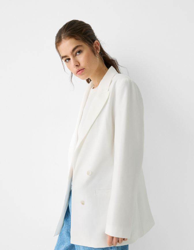 Lepršavi sako slim kroja s dvorednim kopčanjem na preklop/ Bershka/ 14,99 EUR
