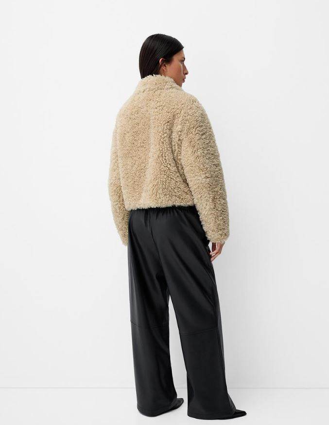 Trucker jakna od umjetnog janjećeg runa/ Bershka/ 45,99 €