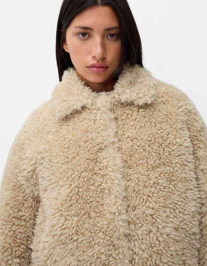 Trucker jakna od umjetnog janjećeg runa/ Bershka/ 45,99 €